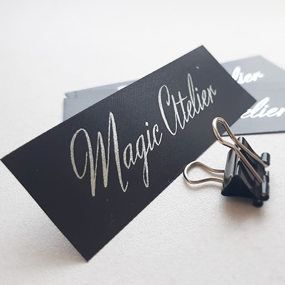 печать на сатине этикеток с логотипом